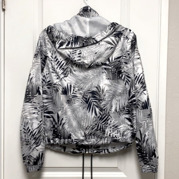 NICE PALM LEAF WIND BREAKER ZIPPED HOODIE JACKET! FOLDABLE TO FIT IN YOUR POCKET - Picture 2 of 6